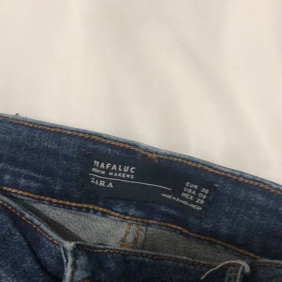 Zara jeans - mid rise destroyed, size 6 - Picture 3 of 4